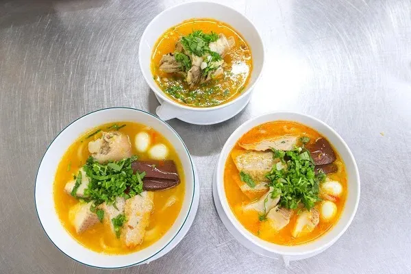 Sự kết hợp giữa nước dùng xương và nước cốt cua tạo nên vị ngọt sâu khó cưỡng