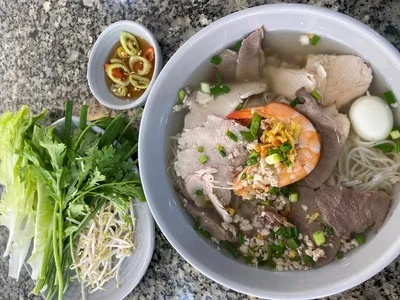 Sự kết hợp giữa xương ống tươi và các loại hải sản khô tạo nên vị ngọt thanh thanh tao