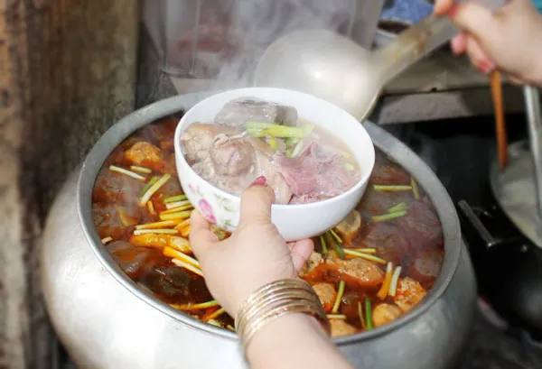 Bún bò Huế với nước dùng đậm đà là lựa chọn hoàn hảo để xua tan cái lạnh ngày mưa