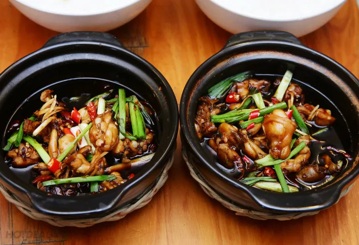 huong-dan-cach-lam-mon-chao-ech-singapore-2 Thịt ếch được kho đậm đà trong thố đất giữ trọn vẹn hương vị đặc trưng