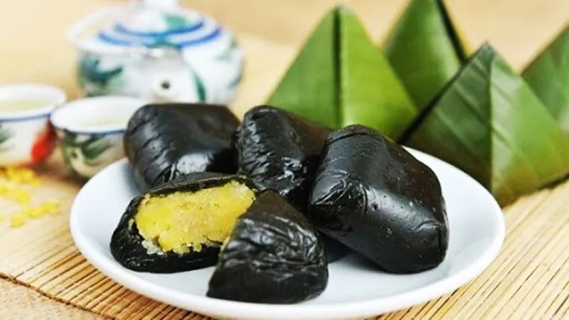 Món bánh gai truyền thống nhân đậu xanh béo với vẻ ngoài đen bóng đặc trưng