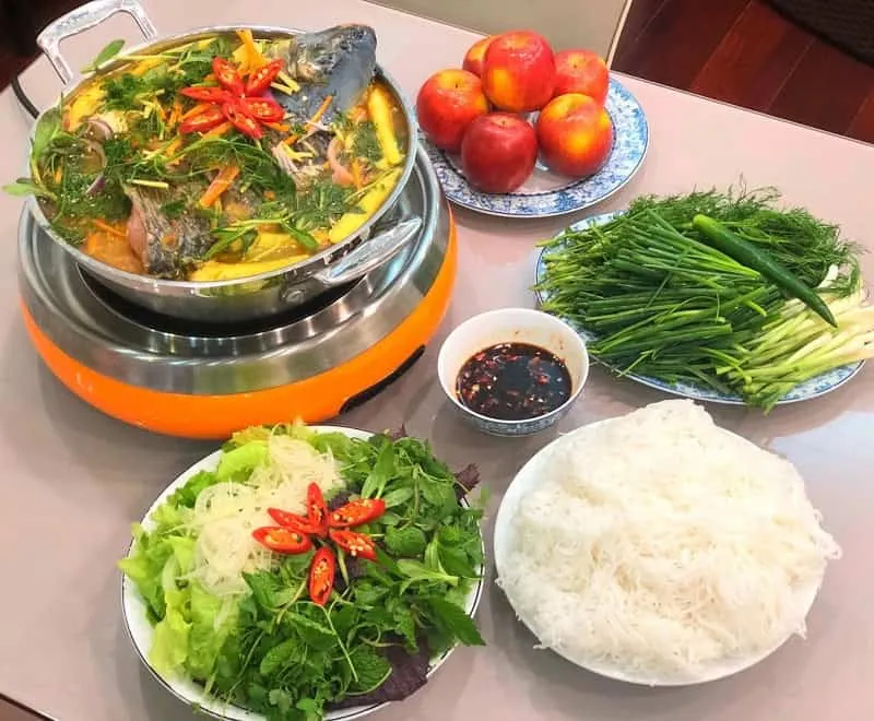 Thưởng thức cá chép om dưa cùng bún và rau sống là sự kết hợp hoàn hảo