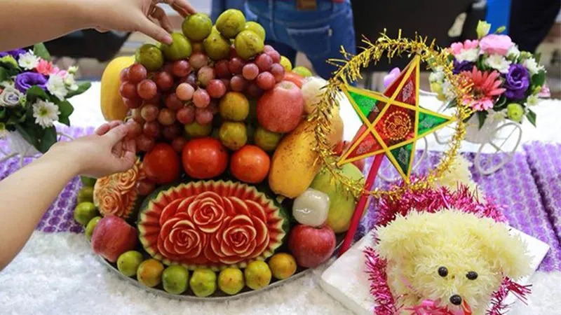 Mâm ngũ quả và bánh trung thu đoàn viên đẹp tạo nên không khí ấm cúng cho ngày Tết Trung thu