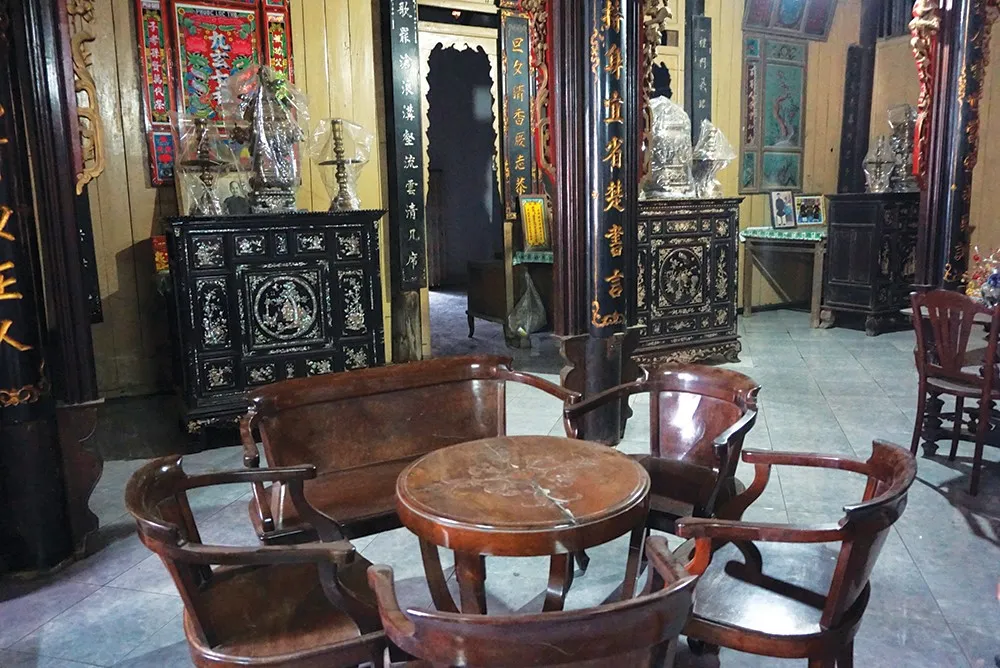 images2121238_1 Nội thất gỗ và gạch bông đặc trưng của phong cách xưa