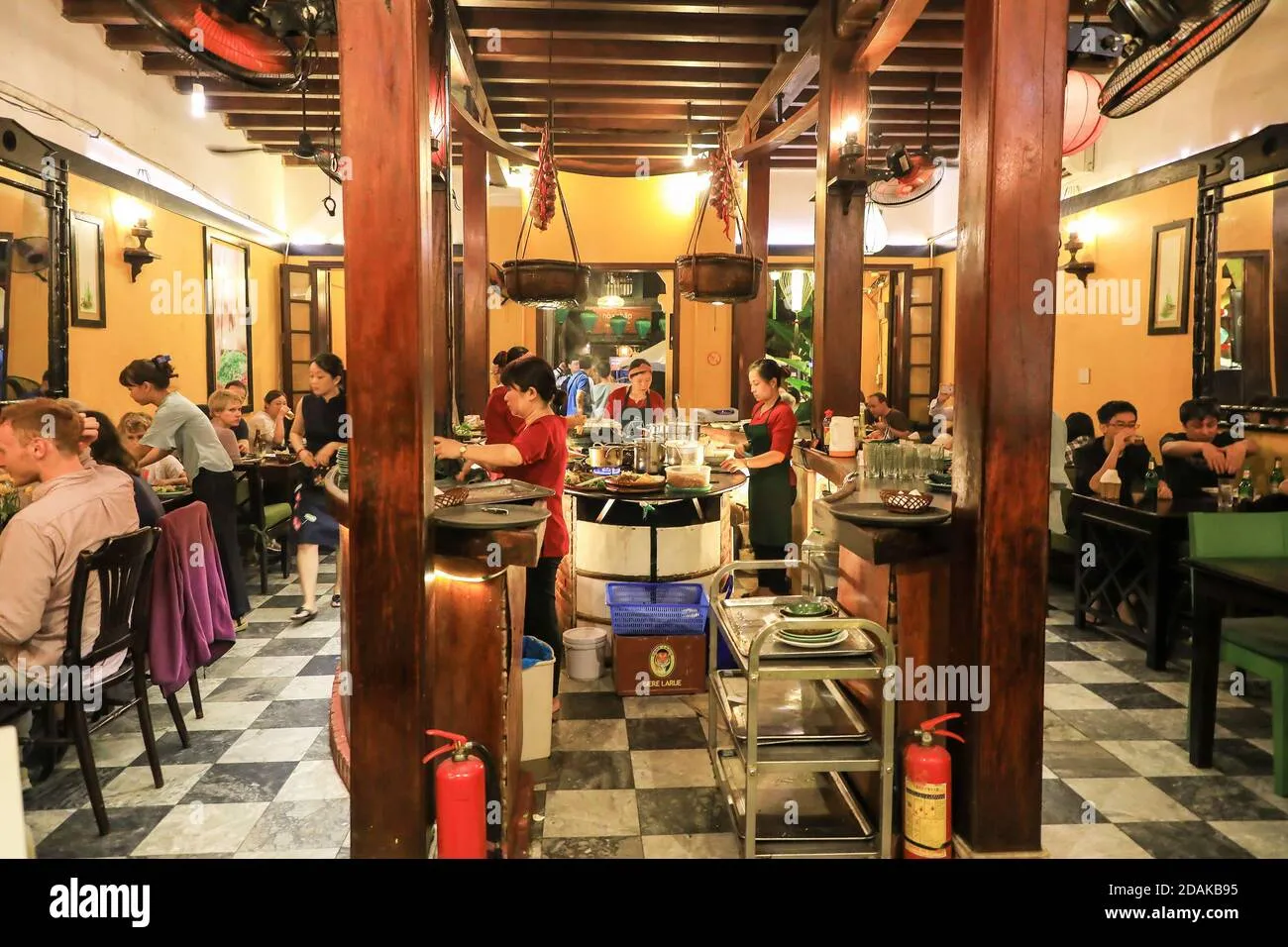 inside-a-busy-vietnamese-restaurant-hoi-an-vietnam-asia-2dakb95 Sự nhộn nhịp đặc trưng tại các nhà hàng Bib Gourmand vào giờ cao điểm