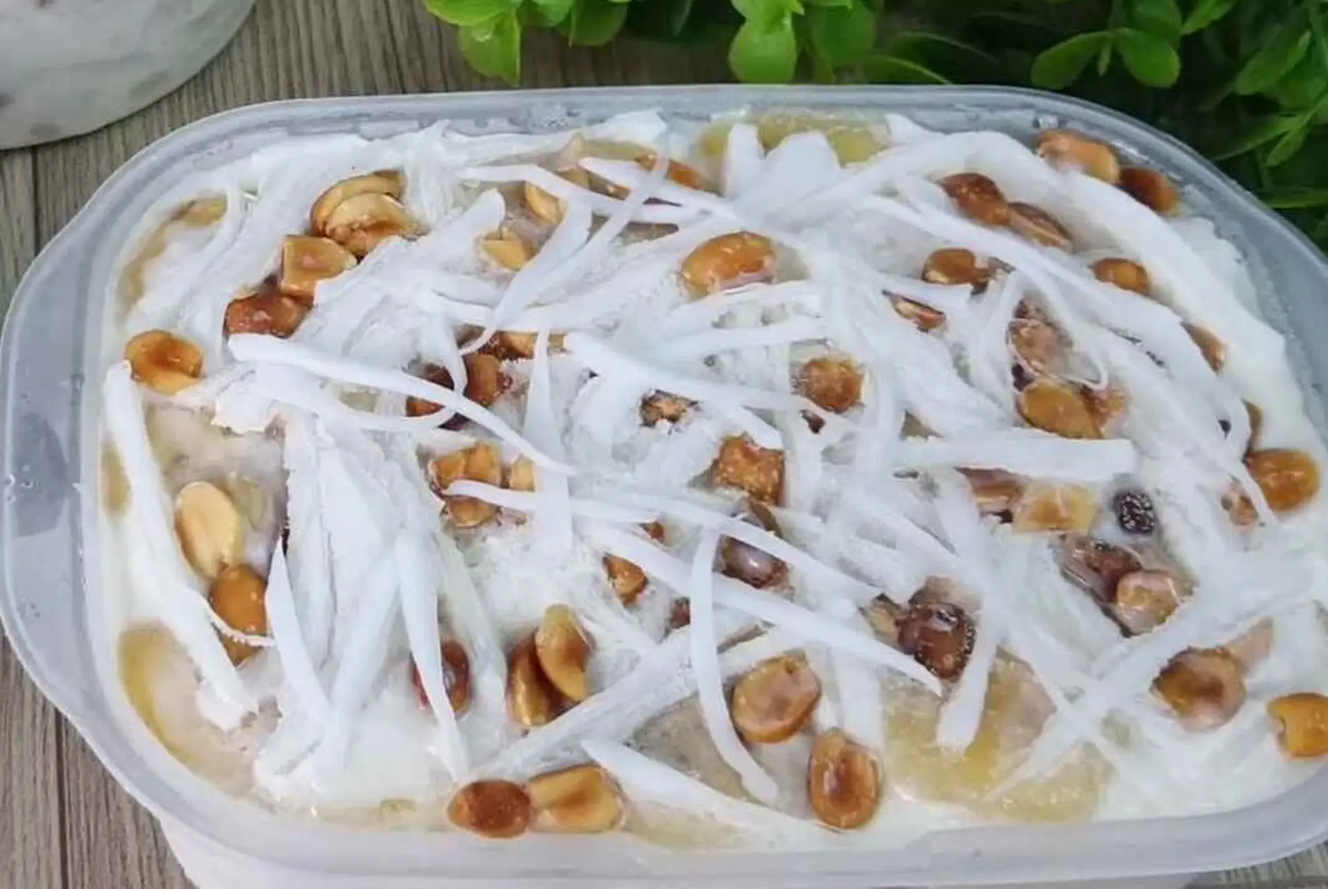 Món kem chuối ép dừa sợi rắc đậu phộng mát lạnh ngon mắt và hấp dẫn cho ngày hè