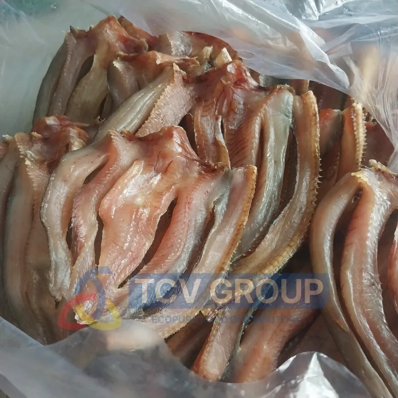 Quan sát màu sắc và độ khô ráo là cách tốt nhất để chọn được khô cá lóc ngon