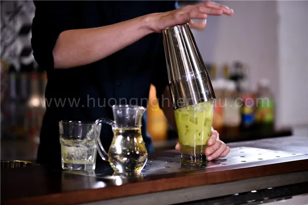 Kỹ thuật lắc mạnh tay giúp hòa quyện các vị chua mặn ngọt cay một cách hoàn hảo