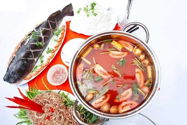 lau-ca-lang Món lẩu cá lăng măng chua kích thích vị giác là tâm điểm hoàn hảo cho những bữa cơm sum họp gia đình