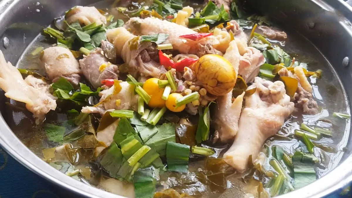 Món lẩu gà lá giang miền Trung chua cay mang đậm nét văn hóa ẩm thực vùng miền