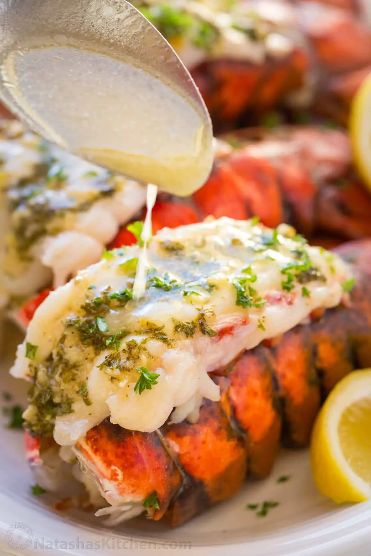 lobster-tails-6 Nước sốt bơ tỏi vàng óng béo ngậy được rưới đều lên thịt tôm hùm