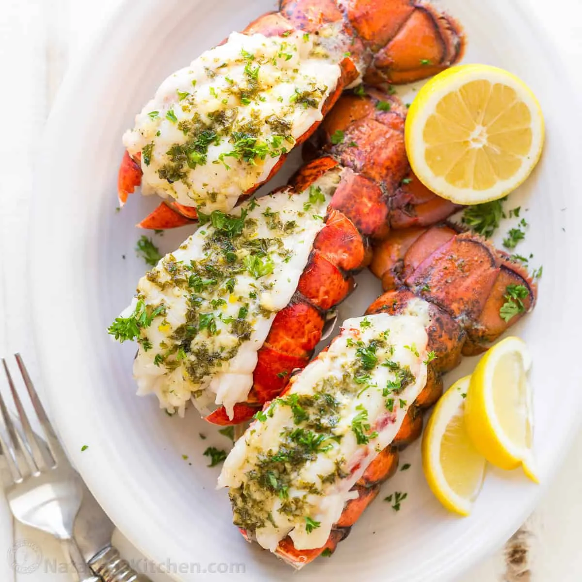 lobster-tails-9 Thịt tôm hùm Alaska chín tới có màu trắng đục săn chắc và mọng nước