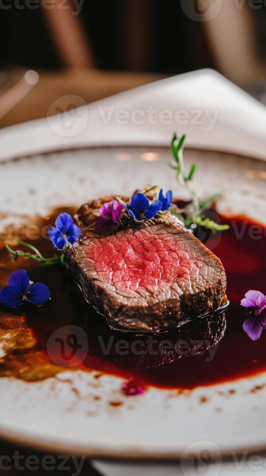 luxury-restaurant-style-beef-plating-with-rich-red-wine-jus-photo Món chính phong cách Châu Âu được trình bày tinh tế và đẳng cấp