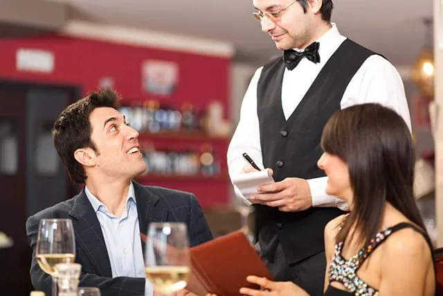 Sự chuyên nghiệp trong tư vấn và phục vụ là yếu tố cốt lõi của nhà hàng đẳng cấp