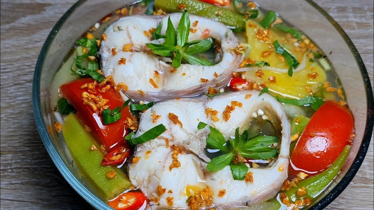 Món canh chua cá lóc miền Tây chuẩn vị với màu sắc bắt mắt và hương vị đậm đà