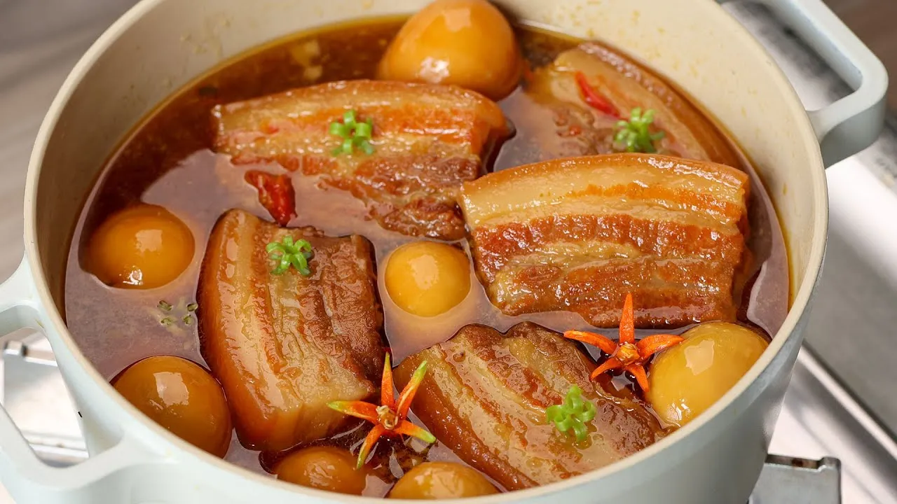 Thành phẩm thịt kho tàu với nước kho trong veo và màu sắc bắt mắt