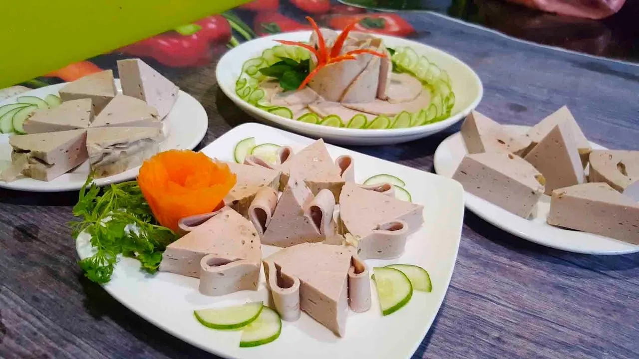 Sự kết hợp giữa kỹ thuật cắt tỉa chuyên nghiệp và rau củ tươi giúp đĩa chả bò trở nên sống động