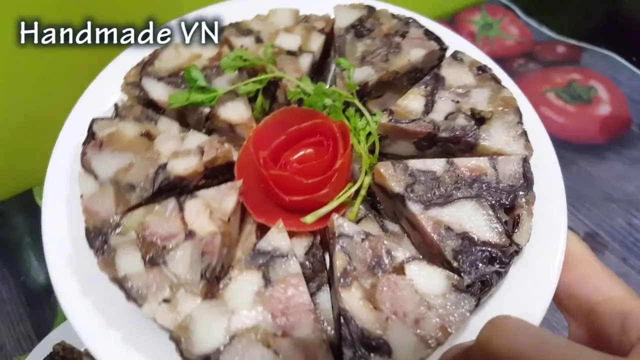 Trình bày giò thủ tinh tế giúp nâng tầm giá trị thẩm mỹ cho bữa cơm gia đình ngày Tết