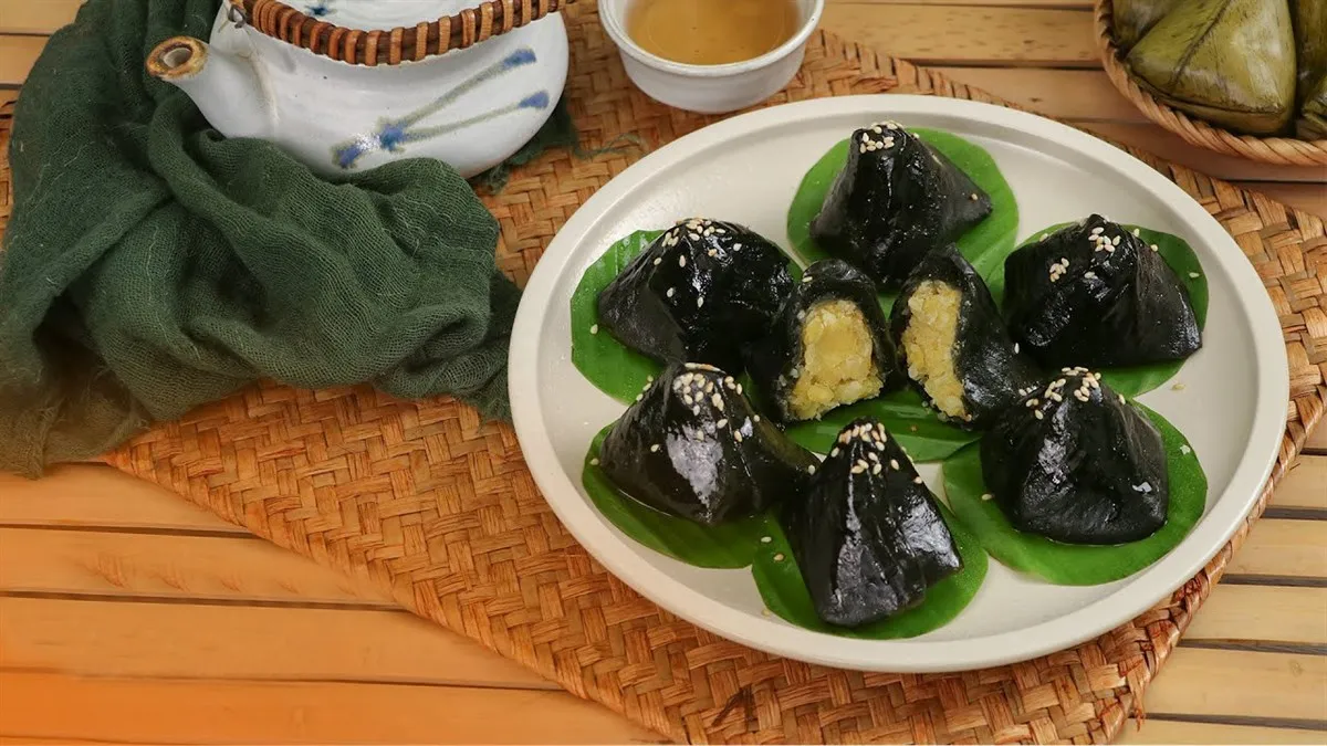 Nhân đậu xanh được sên kỹ lưỡng với độ mịn và béo ngậy hoàn hảo