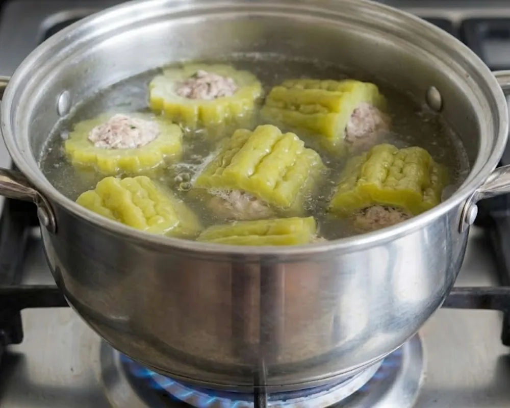 meo-nau-canh-kho-qua-nhoi-thit-khong-dang-3 Kỹ thuật nấu lửa nhỏ và hớt bọt giúp nước dùng canh khổ qua luôn trong veo