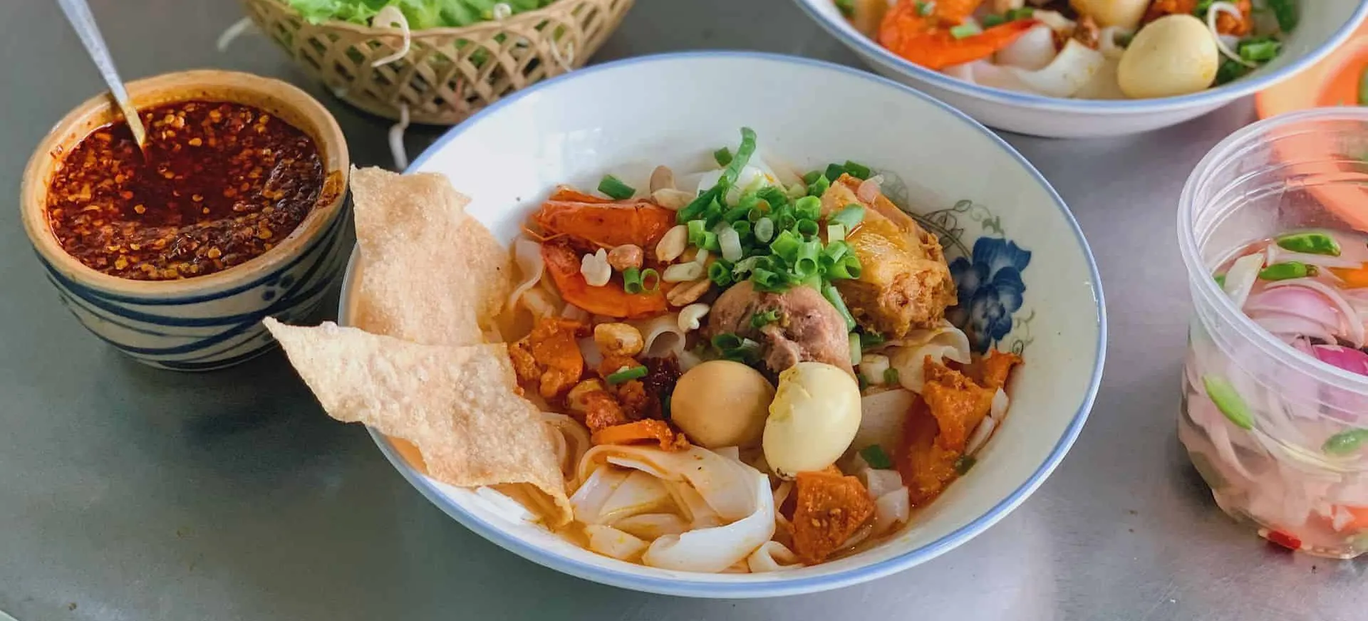 Nước dùng mì Quảng đặc quánh và chỉ chiếm một phần nhỏ trong tô