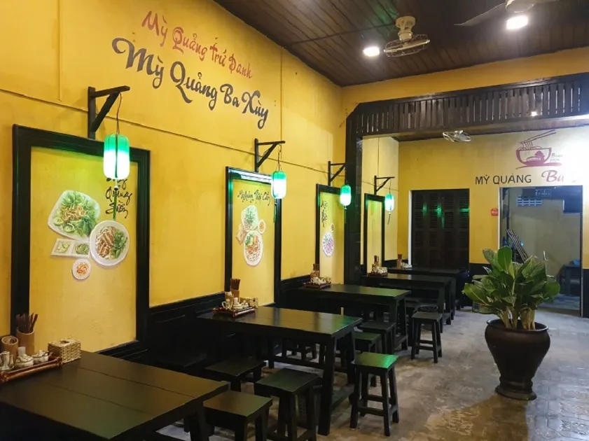 mi-quang-hoi-an-06 Không gian quán Mì Quảng truyền thống luôn mang lại cảm giác gần gũi và ấm cúng