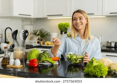 middleaged-woman-eating-fresh-vegetable-260nw-2757365053 Duy trì thói quen uống sinh tố lúa mạch giúp cơ thể luôn tràn đầy năng lượng