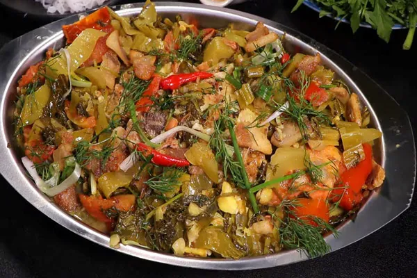 Kỹ thuật chiên cá và xào dưa tạo nền tảng hương vị cho món ăn