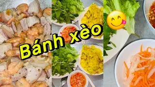 Phần nhân bánh xèo đầy đặn với tôm tươi thịt ba chỉ và giá đỗ tạo nên hương vị đậm đà