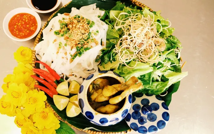 Cách trình bày trên mẹt tre độc đáo tại Mì Quảng Ếch Bếp Trang