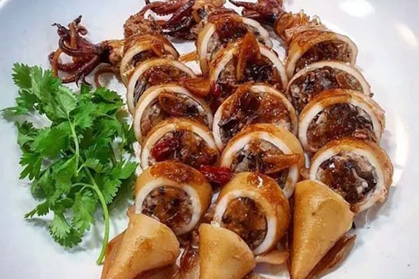muc-nhoi-thit Công đoạn nhồi thịt vào mực đòi hỏi sự khéo léo và tỉ mỉ của người đầu bếp