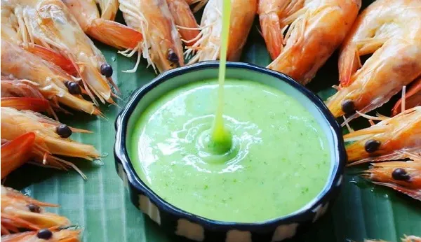 Nước chấm muối ớt xanh là người bạn đồng hành hoàn hảo cho món tôm hấp