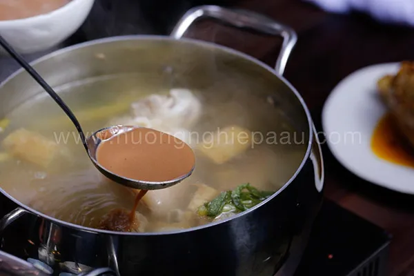 nem-nem-gia-vi-lai-cho-vua-mieng Nước dùng bún bò Huế nổi bật với màu sắc đỏ cam và hương sả nồng nàn
