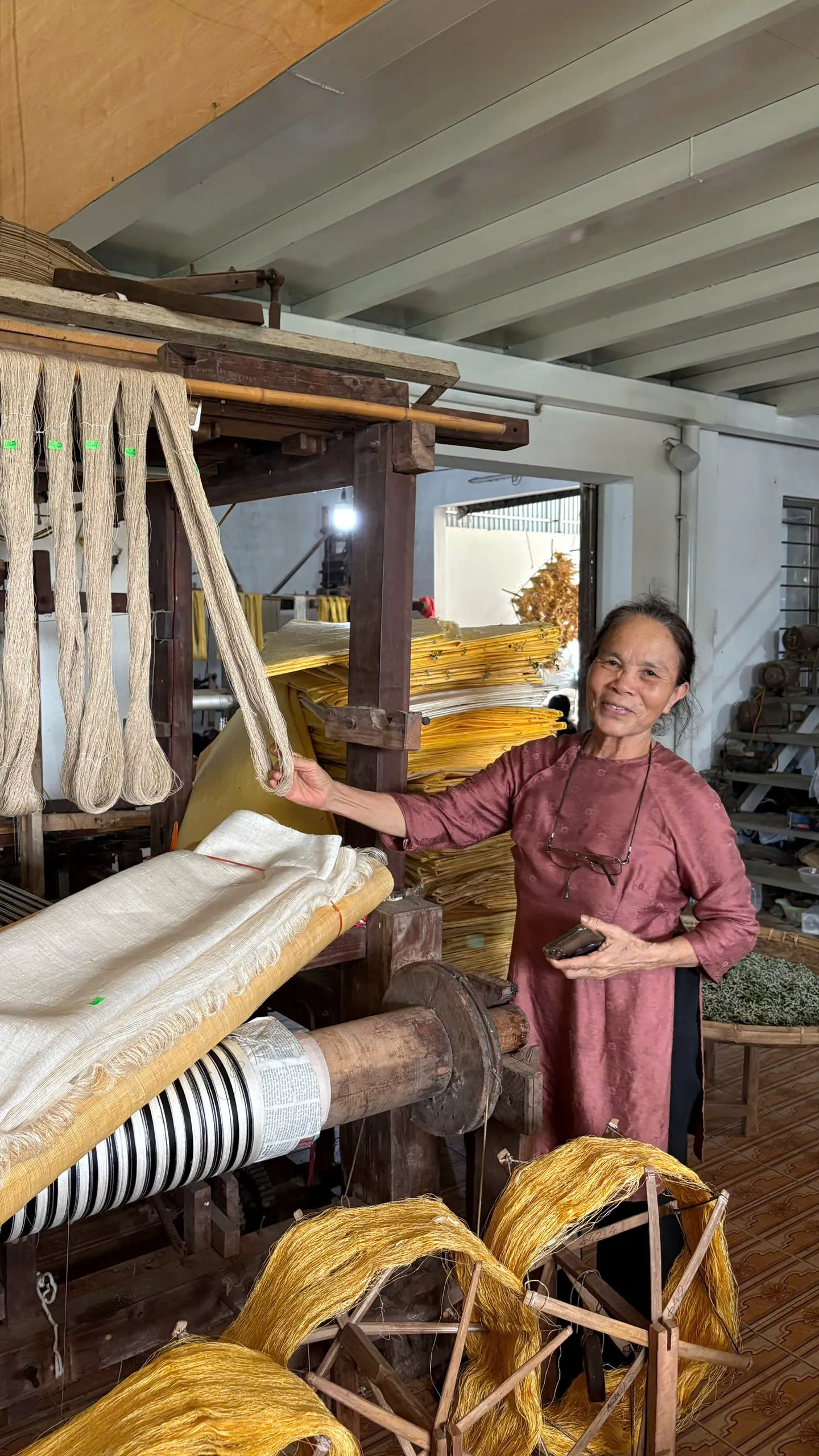 Lụa tơ tằm và đồ mây tre đan  những món quà mang vẻ đẹp thanh tao và tự nhiên