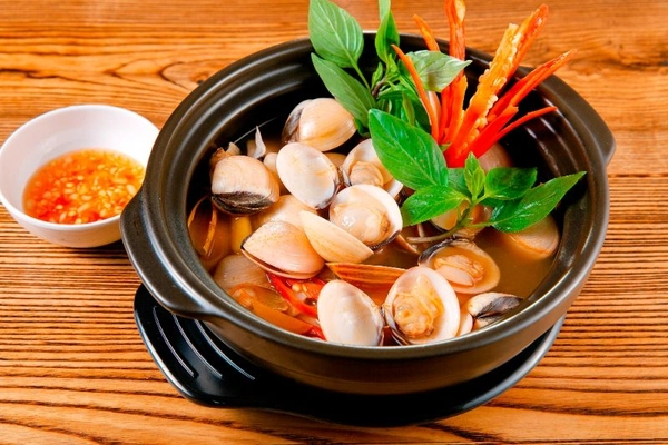 Sự kết hợp giữa nghêu hấp Thái và bia lạnh tạo nên trải nghiệm ẩm thực tuyệt vời