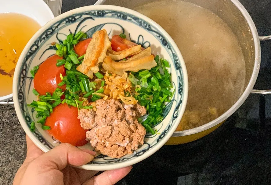 Thưởng thức bún riêu đúng cách giúp cảm nhận trọn vẹn tinh hoa ẩm thực