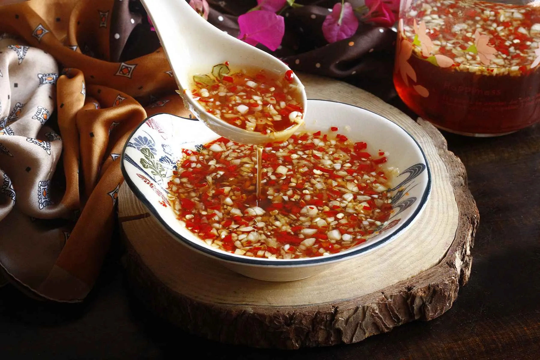 nuoc_mam_chua_ngot_truyen_thong_dee70ca790764d928cf1fc7a604093ca Nước chấm là thành phần không thể thiếu tạo nên hương vị đặc trưng của món ăn Việt