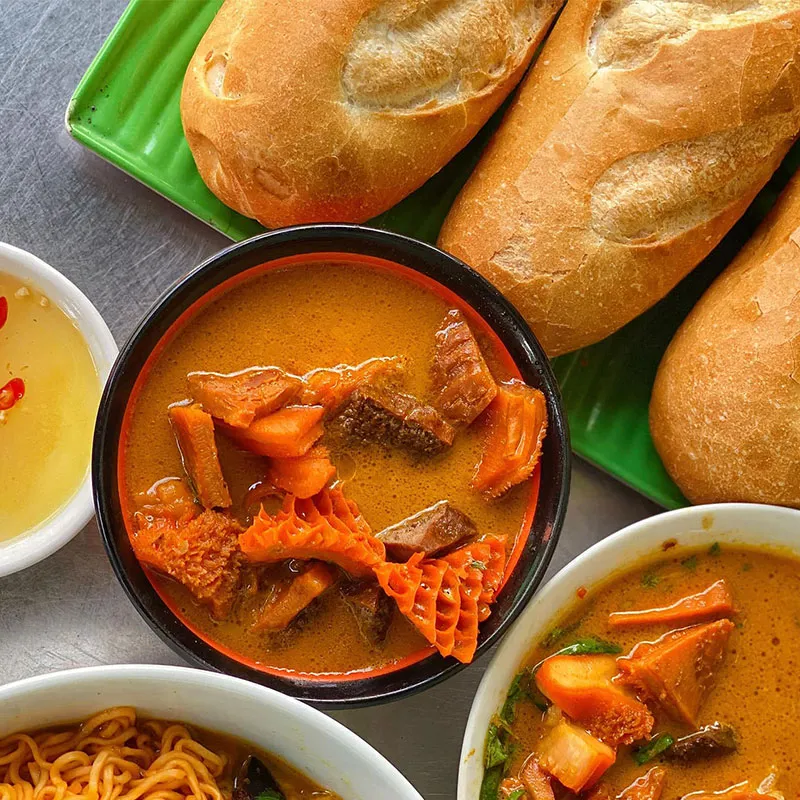 Phá lấu bò thơm béo ngậy ăn kèm bánh mì giòn tan là món quà tuyệt vời cho những ngày mưa