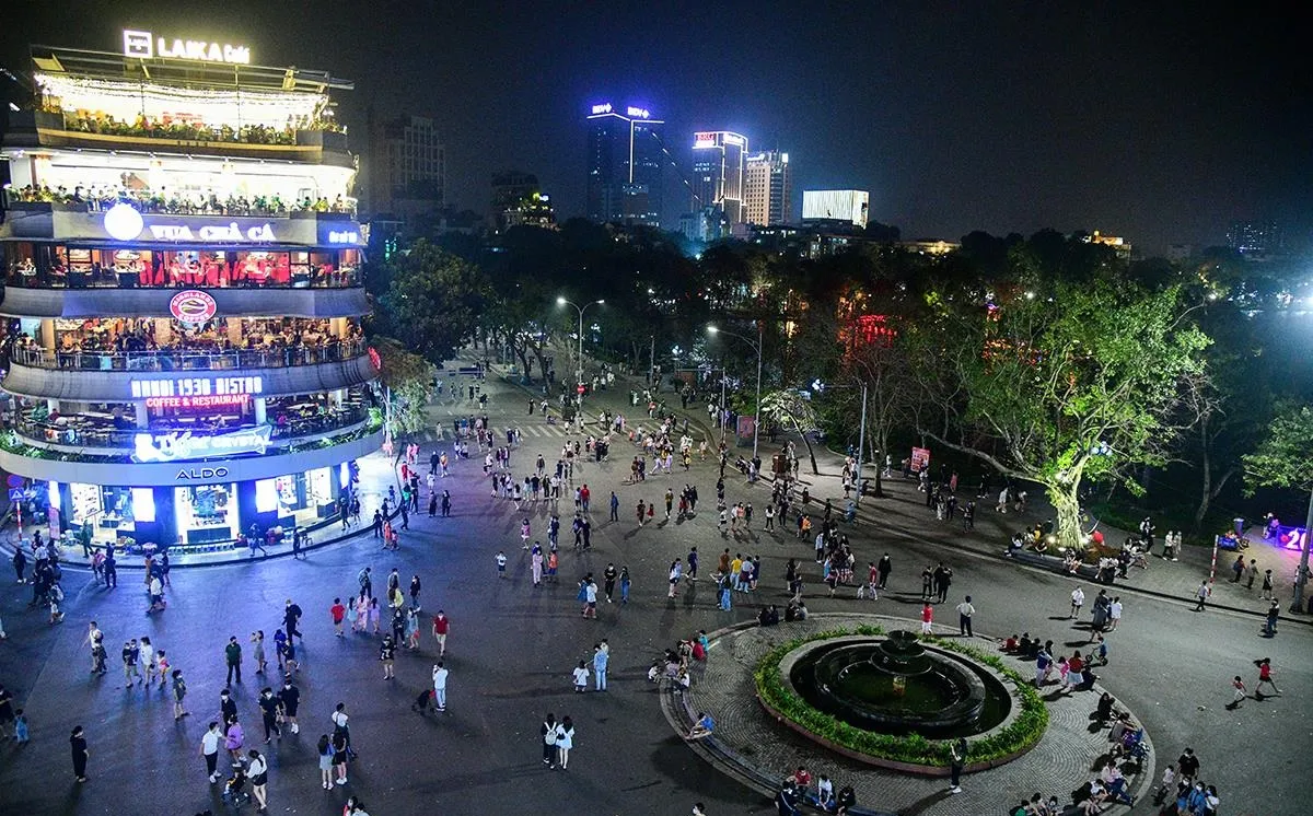 Không gian nhộn nhịp và rực rỡ của phố đi bộ vào những ngày cuối tuần