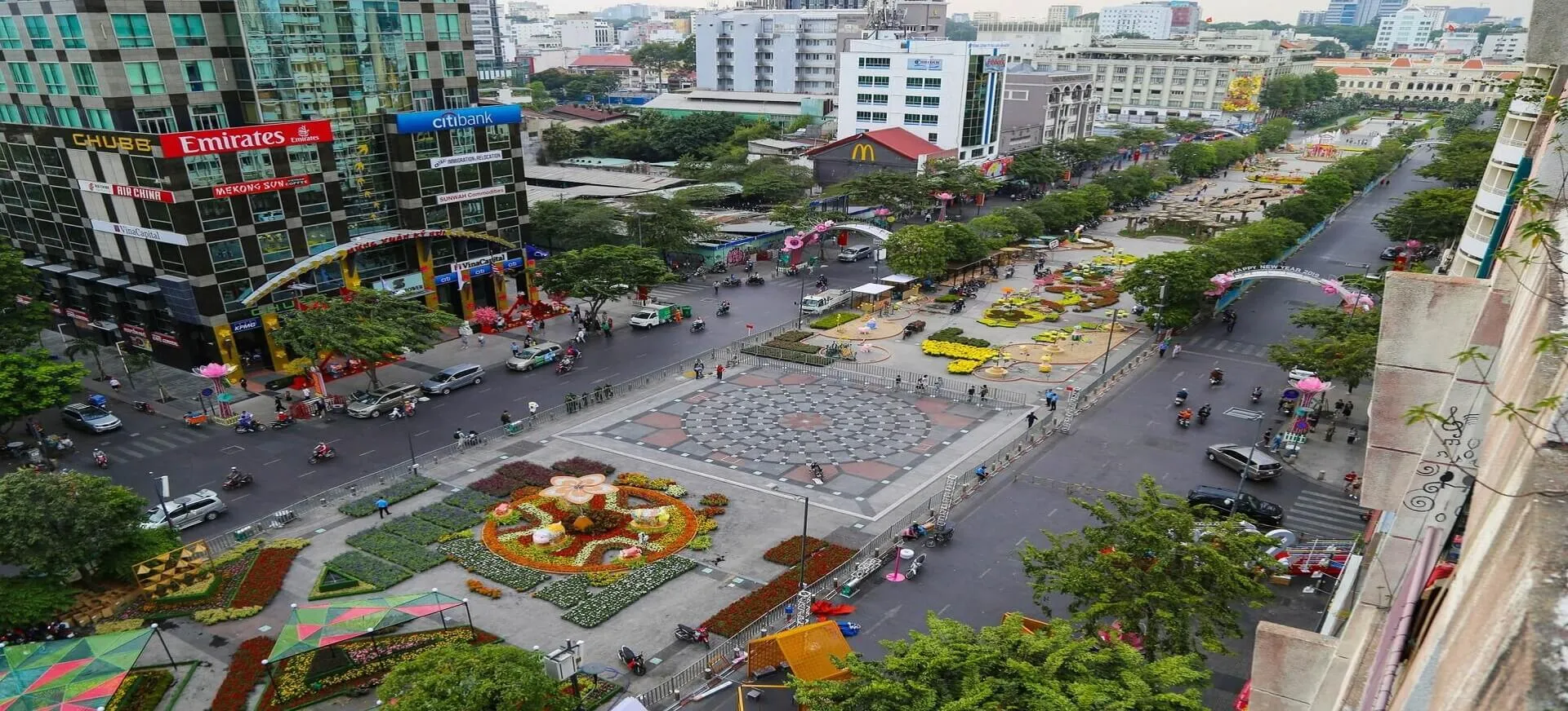 pho-di-bo-nguyen-hue-o-dau-banner-1 Khu vực trung tâm Quận 1 với hệ thống giao thông và các điểm đón trả khách du lịch được quy hoạch bài bản