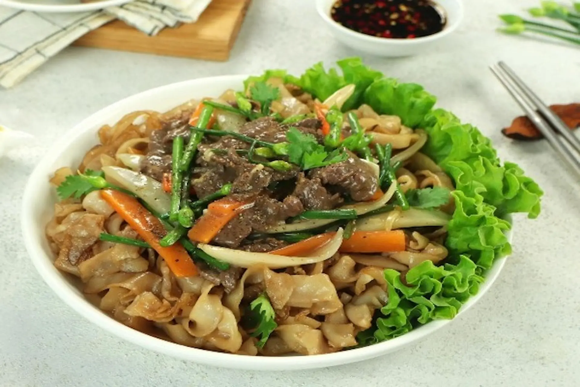 Lựa chọn nguyên liệu tươi ngon là bước quan trọng nhất để có đĩa phở xào hoàn hảo