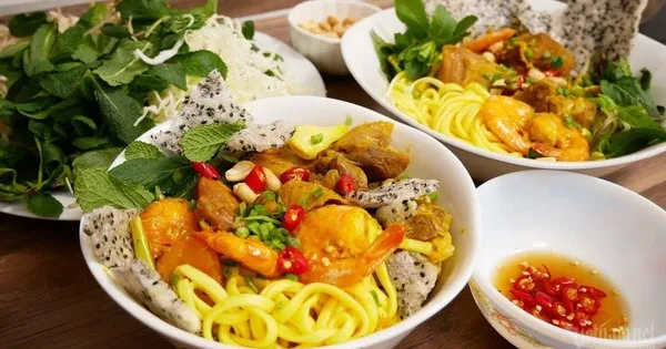 photo-3-16869665215031156850680 Sợi mì vàng óng kết hợp cùng rau sống tươi ngon là đặc trưng của món ăn này