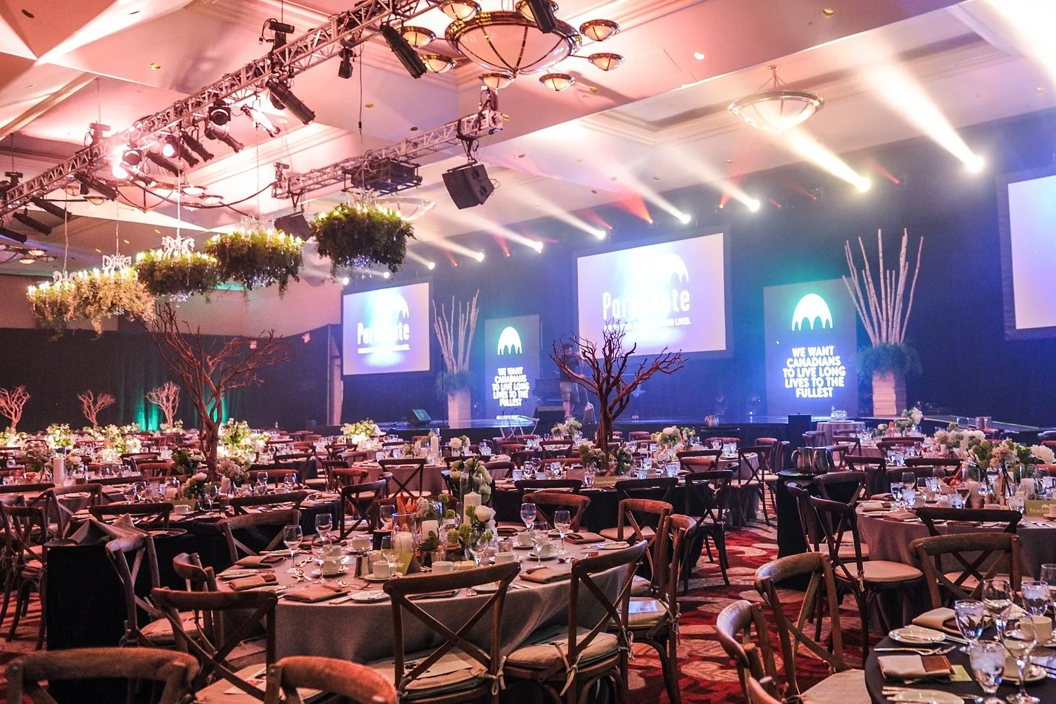 professional-event-lighting Hệ thống âm thanh ánh sáng hiện đại được chuẩn bị kỹ lưỡng cho đêm tiệc