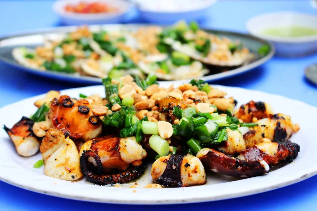 Sự kết hợp hoàn hảo giữa bạch tuộc nướng rau sống và đồ uống lạnh cho buổi tụ tập