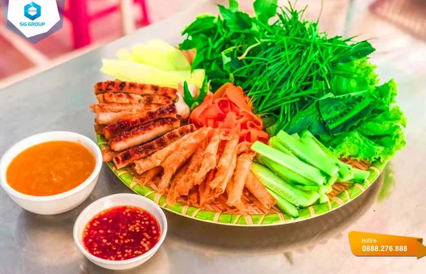 Món nem nướng chua ngọt kết hợp cùng chuối chát và khế chua tạo nên hương vị bùng nổ