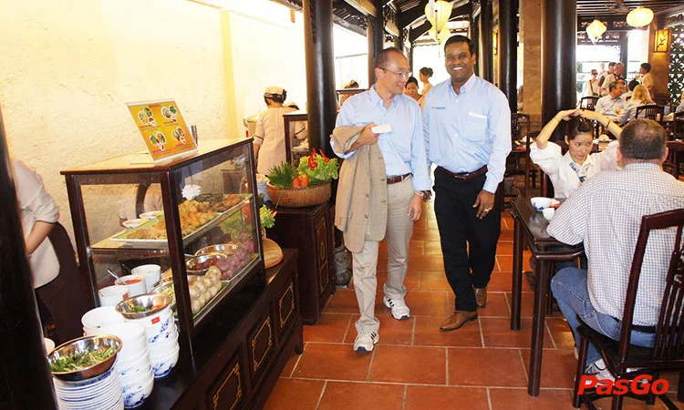 Đội ngũ nhân viên chuyên nghiệp và tận tâm là một trong những niềm tự hào của Quán Ngon