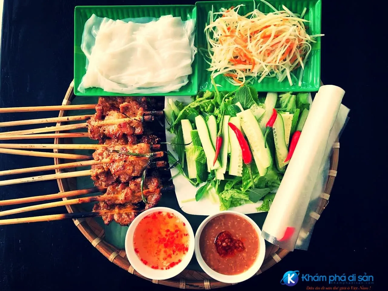 Món bánh ướt thịt nướng cuộn rau đầy màu sắc và hấp dẫn với nước chấm đặc sánh