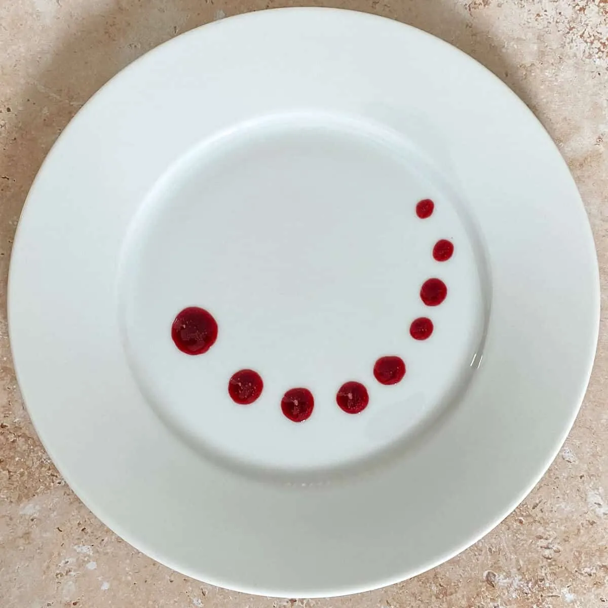 quick-plating-techniques-for-sauce-spots Kỹ thuật quẹt nước sốt bằng muỗng tạo vẻ đẹp chuyên nghiệp cho món ăn