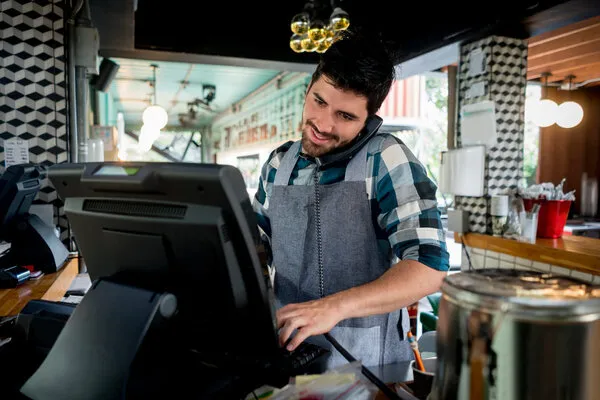 Đặt bàn trước giúp đảm bảo vị trí ngồi tốt nhất cho nhóm 5 người