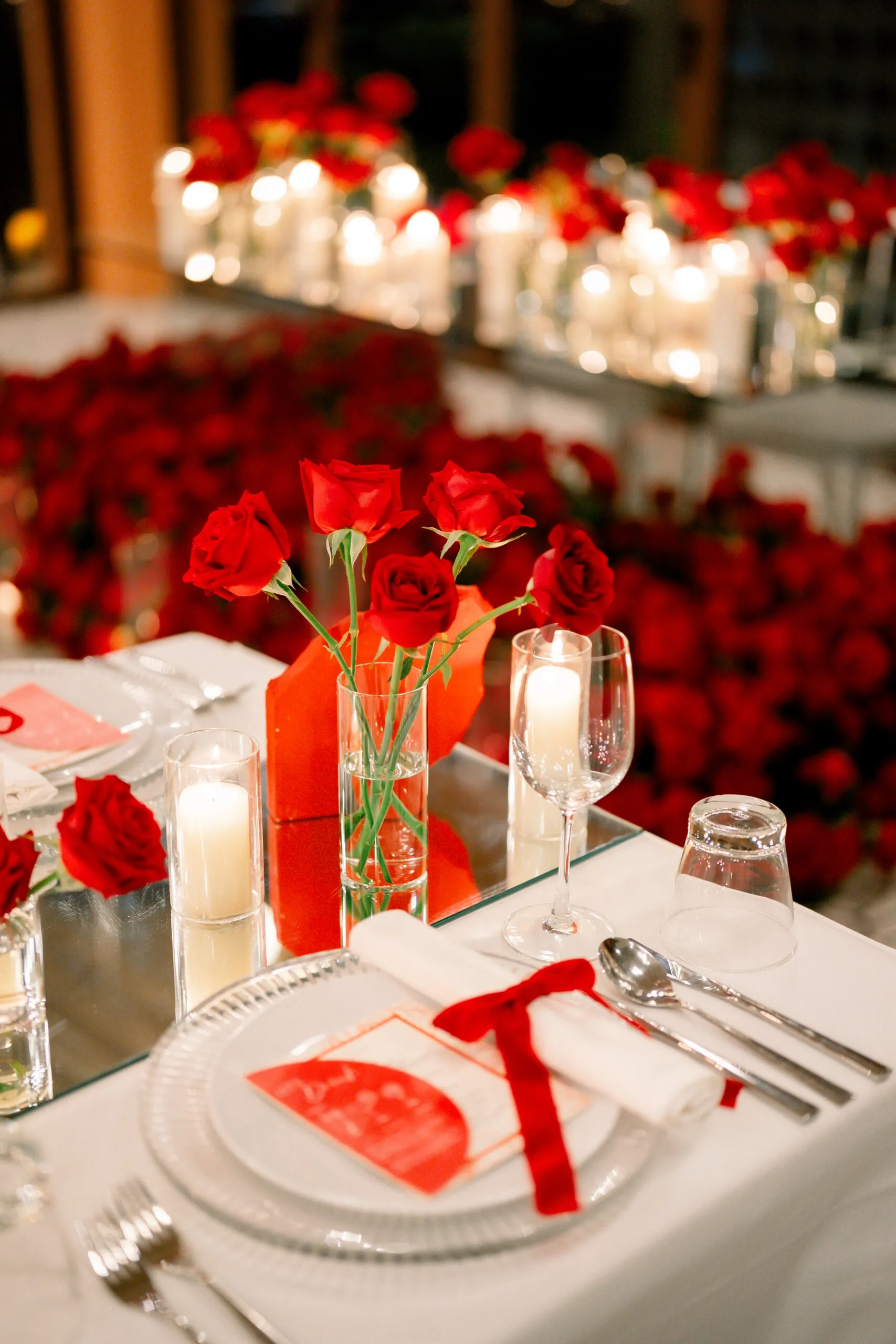 romance-in-red-a-destination-wedding-at-sri-panwa72-scaled-1 Bố trí không gian cầu hôn tinh tế với hoa hồng và nến để tạo ấn tượng